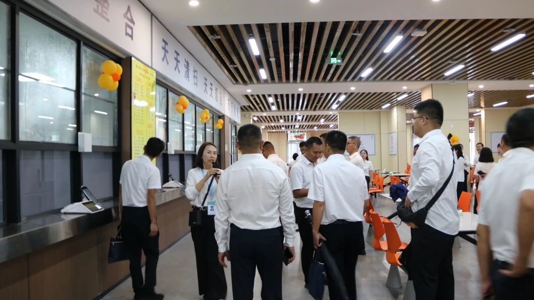 参加临沧市庆祝第40个教师节大会的相关人员到 澳门十大信誉好的平台参观指导