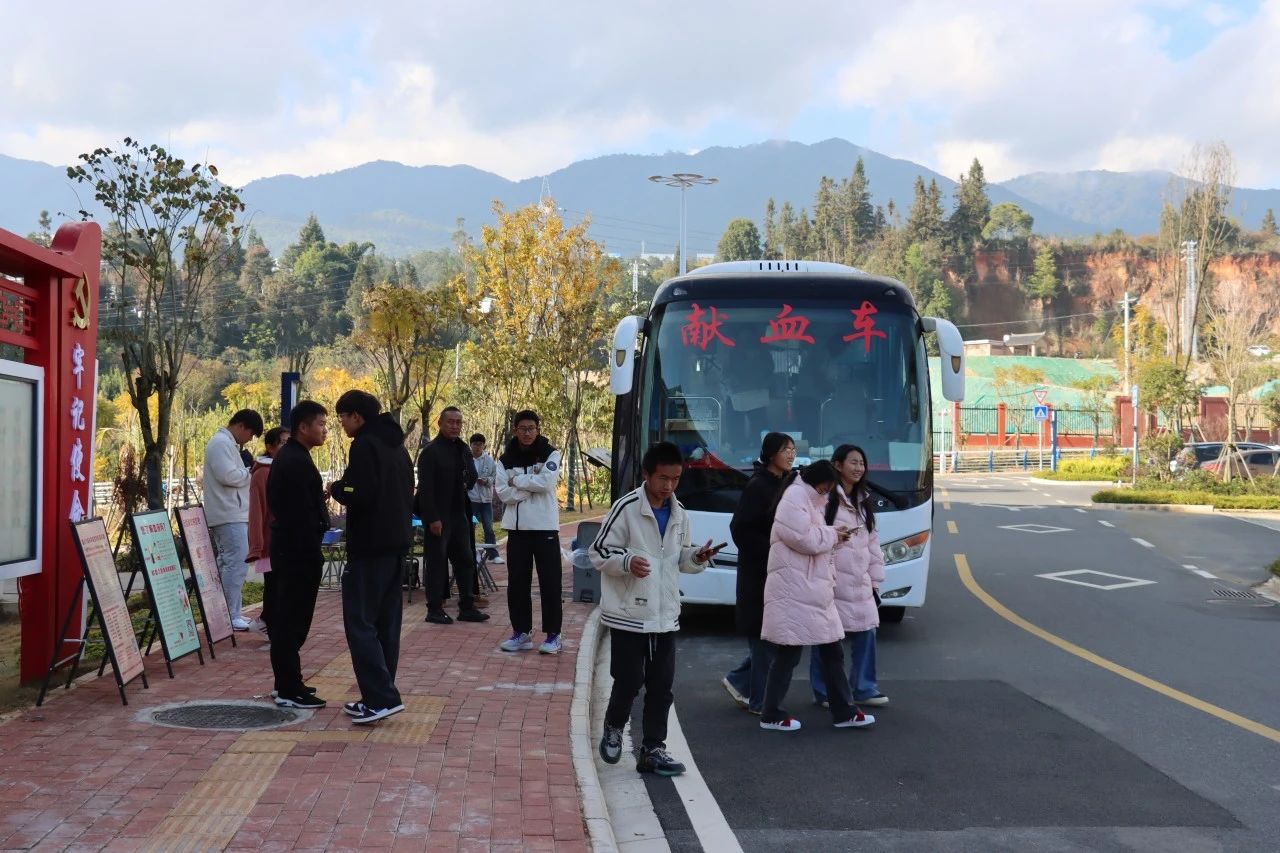 热血汇聚，爱满校园—— 澳门十大信誉好的平台师生参加无偿献血活动